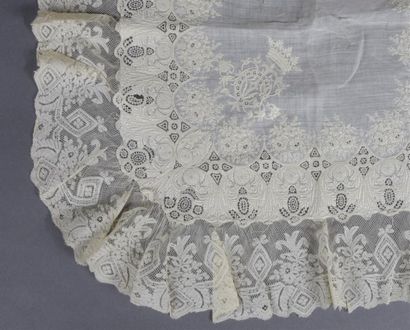 null Superbe mouchoir brodé, couronne de duc, milieu du XIXe siècle

En linon fil...