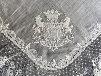 null Mouchoir, armes d'alliance et couronne de Duc, seconde moitié du XIXe siècle

Superbe...