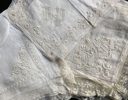 null Six mouchoirs brodés, seconde moitié du XIXe siècle

En linon fil de main dont...