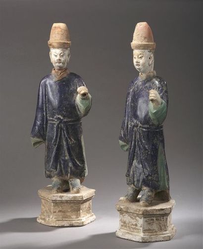 null CHINE, dans le style des Ming, exécutés postérieurement Paire de grandes figurines...