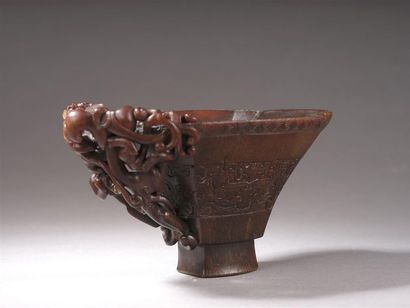 null CHINE, XVIIe siècle Belle coupe libatoire en corne de rhinocéros sculptée dans...