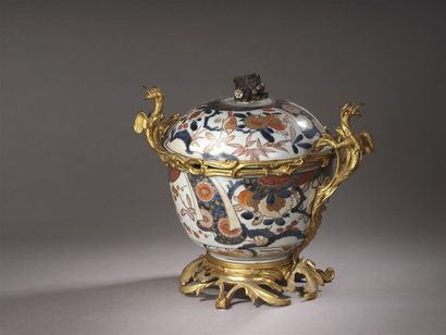 null JAPON, période Genroku (1688-1704) Grand bol circulaire couvert en porcelaine...