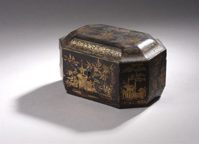 null CHINE, travail de Canton, XIXe siècle Boîte à thé couverte de forme rectangulaire...