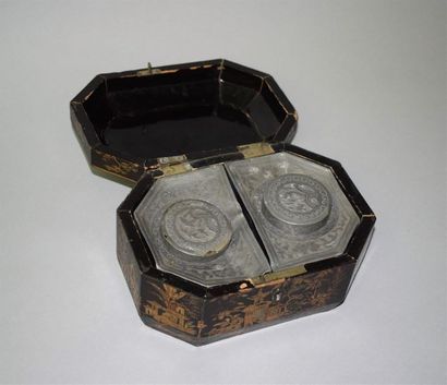 null CHINE, travail de Canton, XIXe siècle Boîte à thé couverte de forme rectangulaire...