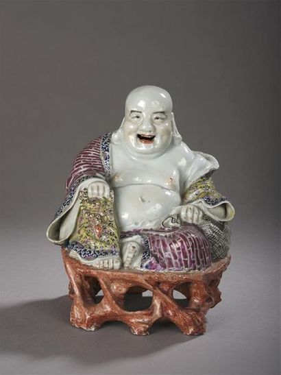null CHINE, période République Grande figurine en porcelaine représentant un bouddha...