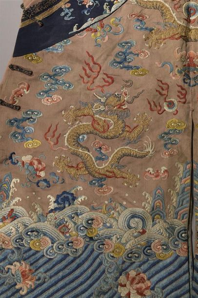 null CHINE, seconde moitié du XIXe siècle Robe de costume faste - jifu - d'un jeune...