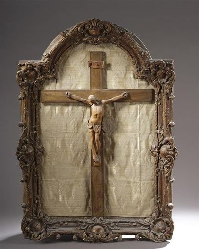 null Crucifix en bois résineux, le périzonium retenu par une cordelette dans un encadrement...