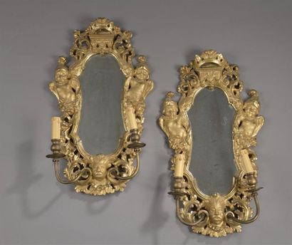 null Paire d'appliques à miroir dans des encadrements mouvementés en bois doré sculpté...