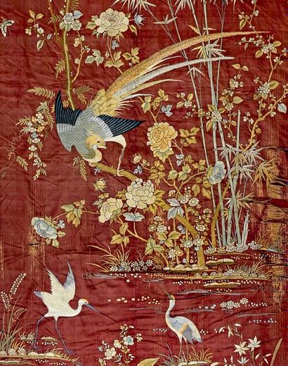 JAPON - Epoque MEIJI (1868-1912) Grande tenture doublée de soie brodée, à décor d'oiseaux...