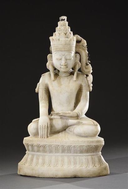 BIRMANIE - XIXe siècle Bouddha en marbre blanc, en position assise et de prise de...