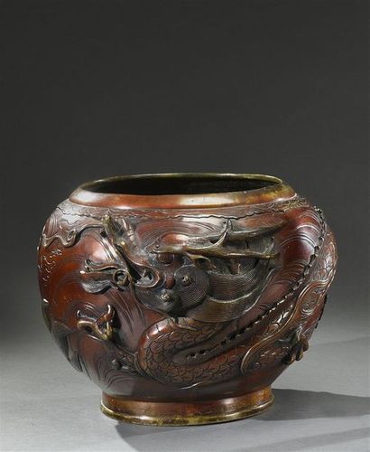 JAPON - Epoque MEIJI (1868-1912) Cache pot en bronze patiné, orné d'un dragon en...
