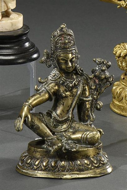 TIBET - début du XXe siècle Petite statuette de Tara en bronze, assise en position...