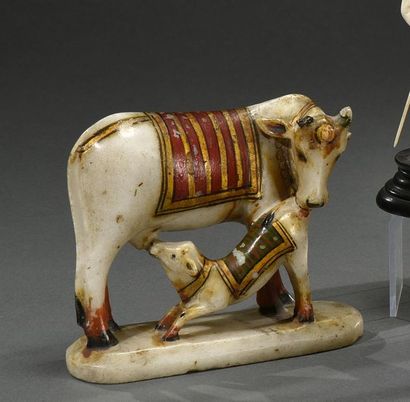 INDE, Bengale - XIXe siècle Vache allaitant son veau en albâtre sculpté, peint et...