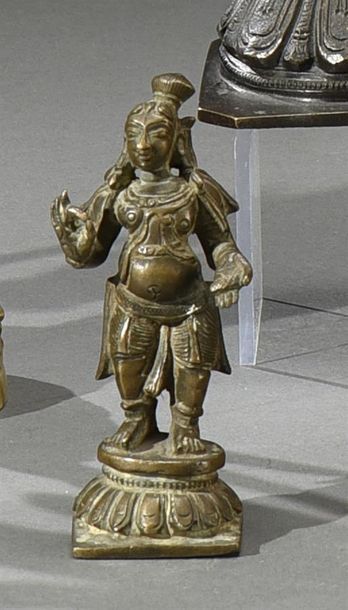 INDE - XIXE SIÈCLE Statuette en bronze à patine rouge représentant une déesse
H....