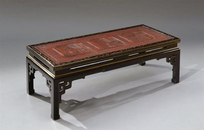 JAPON - Epoque MEIJI (1868-1912) Table basse en bois laqué noir à décor or de feuillages,...