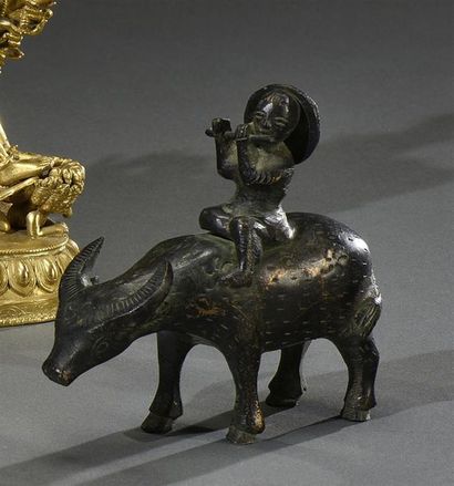 INDOCHINE - Vers 1900 Enfant joueur de flûte sur un buffle, sujet en bronze à patine...