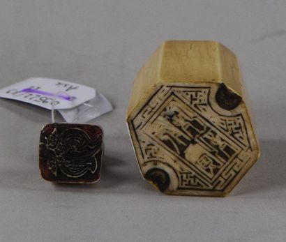 INDOCHINE - Vers 1900 Sceau hexagonal en ivoire
On joint un autre petit sceau japonais...