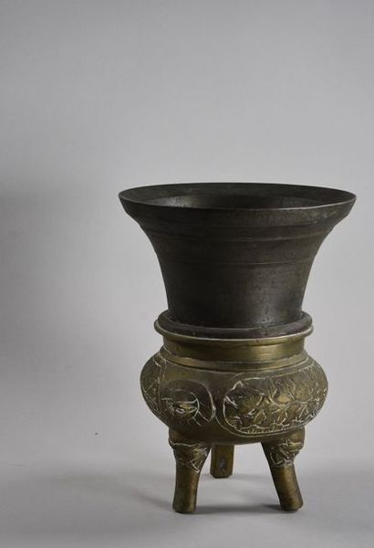 CHINE - Vers 1900 Brûle-parfum tripode en bronze à décor végétal, auquel a été postérieurement...