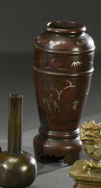 INDOCHINE - Vers 1900 Vase en bronze patiné, à décor en incrustation rouge et argent...