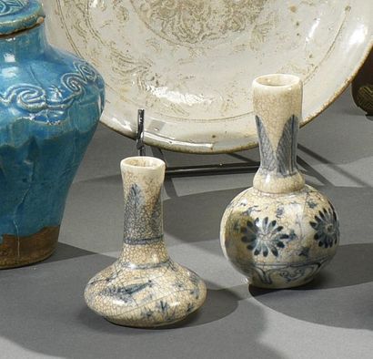 CHINE DU SUD - XIXe siècle Paire de vases balustres miniatures en porcelaine, à décor...