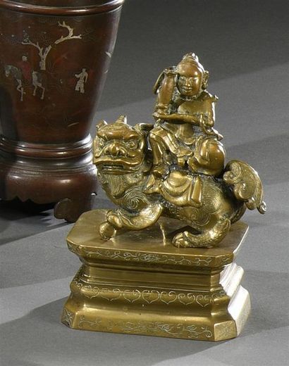 CHINE DU SUD - XIXe siècle Guanyin sur une chimère
Elle repose sur un socle en bronze...