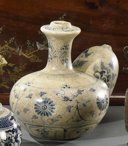 CHINE DU SUD - XIXe siècle Kendi, récipient en porcelaine craquelée à goulot latéral...