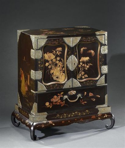 JAPON - Epoque MEIJI (1868-1912) Cabinet japonais ouvrant à un tiroir et deux vantaux,...