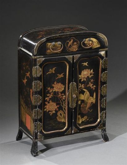 JAPON - Epoque MEIJI (1868-1912) Petit cabinet en bois laqué, arrondi en partie supérieure,...