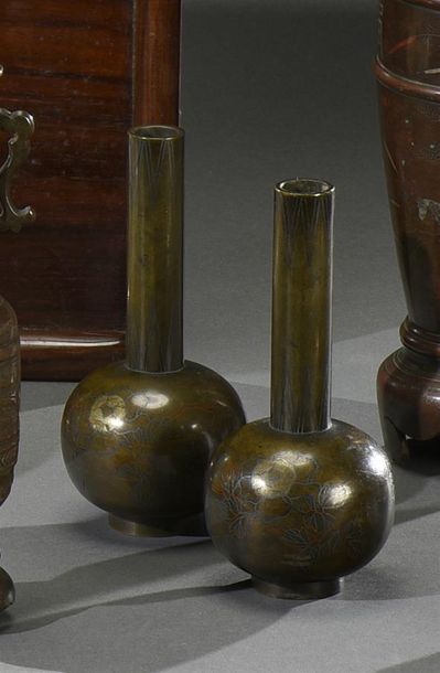 CHINE - Début du XIXe siècle Paire de vases en bronze à col étroit, à décor incrusté...