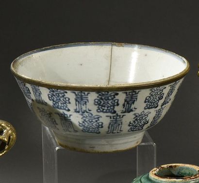 INDOCHINE - XVIIIe siècle Grande jatte en porcelaine, à décor blanc et bleu de lettres...