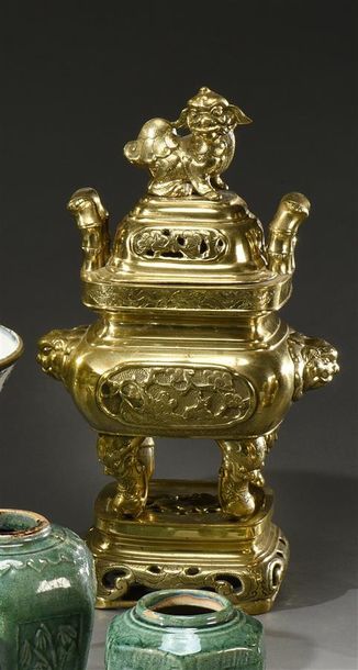 CHINE DU SUD - Vers 1900 Brûle-parfum rectangulaire en bronze doré, à décor en relief...