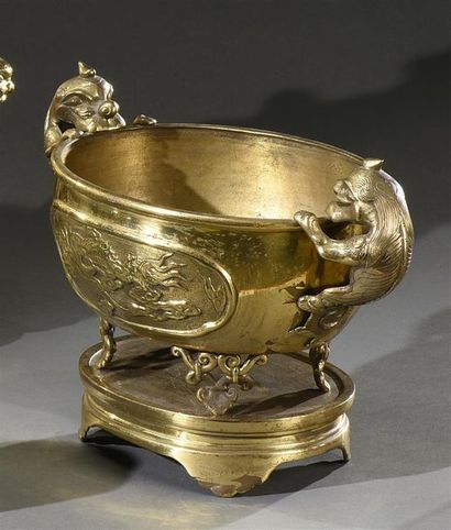 INDOCHINE - XIXE SIÈCLE Brûle-parfum ovale en bronze doré, à décor d'un dragon parmi...