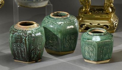 CHINE DU SUD - XIXe siècle Lot de trois pots à gingembre hexagonaux en grès émaillé...