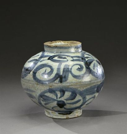 CHINE du Sud - Époque MING (1368-1644) Vase boule en porcelaine à décor bleu et blanc...