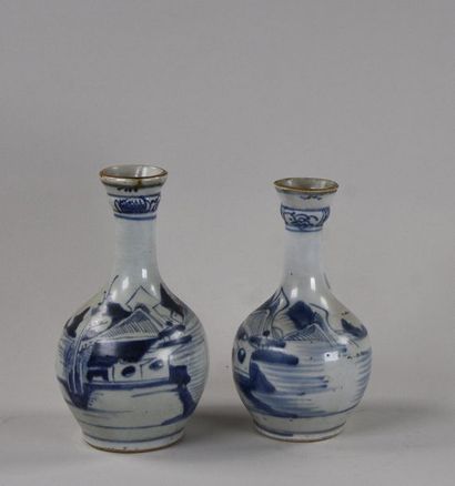 CHINE DU SUD - XIXe siècle Deux vases en porcelaine Hue, à décor bleu et blanc de...