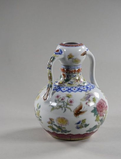 CHINE - Début du XIXe siècle Vase en porcelaine, de forme gourde à deux anses, à...