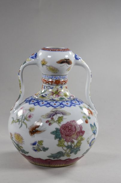CHINE - Début du XIXe siècle Vase en porcelaine, de forme gourde à deux anses, à...
