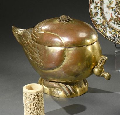 CHINE - XVIIIe siècle Fontaine de table zoomorphe en cuivre repoussé et doré, le...
