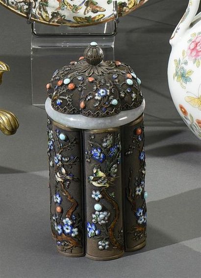 CHINE - fin du XIXe siècle Petite boîte polylobée en argent filigrané, à décor émaillé...