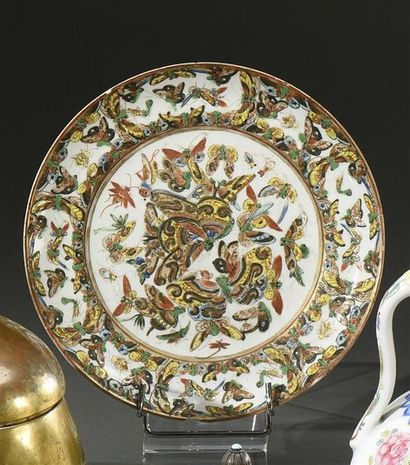 CHINE, Canton - XIXe siècle Assiette en porcelaine à décor polychrome et or de papillons
D....