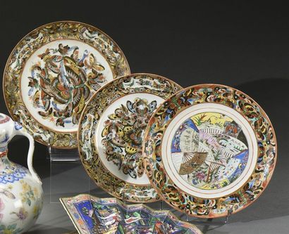 CHINE, Canton - XIXe siècle Paire d'assiettes en porcelaine à décor polychrome et...