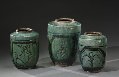 CHINE DU SUD - XIXe siècle Trois pots à condiments en grès émaillé vert, à décor...