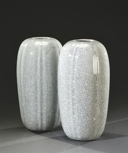 JAPON, fours d'Imari - Fin d'époque Meiji (1868-1912) Paire de vases en porcelaine...