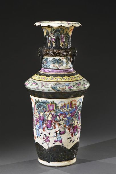 CHINE, Nankin - XIXe siècle Grand vase en porcelaine, à décor polychrome d'une procession...