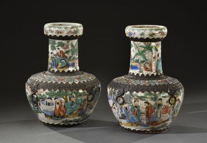 CHINE, Nankin - XIXe siècle Paire de vases en porcelaine à panse aplatie, à décor...