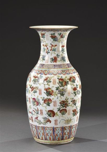 CHINE, Canton - XIXe siècle Vase en porcelaine à décor polychrome de fleurs et idéogrammes
H....