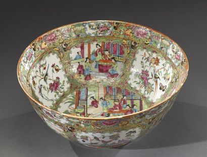 CHINE, Canton - XIXe siècle Grande jatte en porcelaine polychrome et or, à décor...