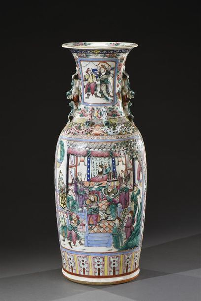 CHINE, Canton - XIXe siècle Grand vase balustre en porcelaine, à décor polychrome...