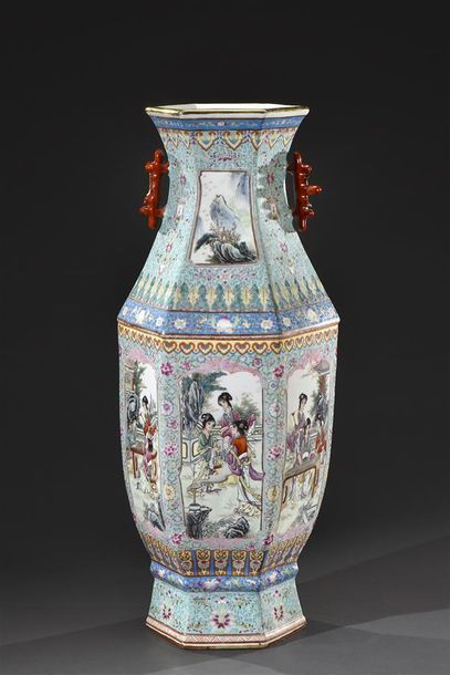 CHINE, Canton - Début du XXe siècle Grand vase hexagonal en porcelaine à décor polychrome...