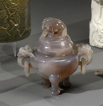 CHINE - Vers 1900 Brûle-parfum tripode en agate calcédoine, les anses à têtes d'éléphant,...